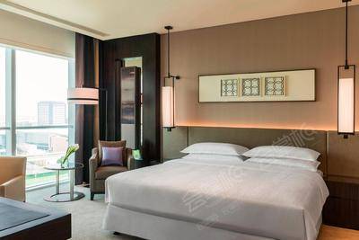 Sheraton Grand Hotel, DubaiDeluxe Suite - Bedroom